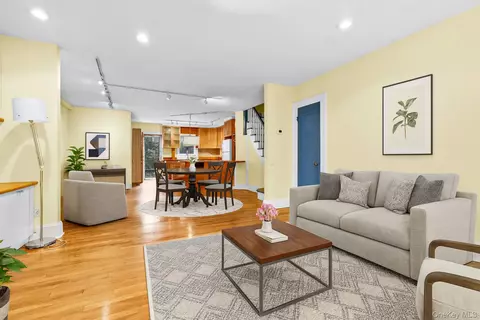 21-50 28th St, Astoria, NY 11105