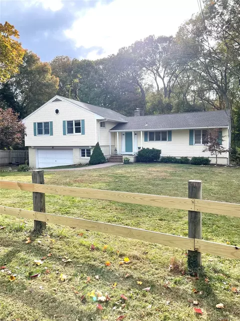 300 Washington Dr, Centerport, NY 11721