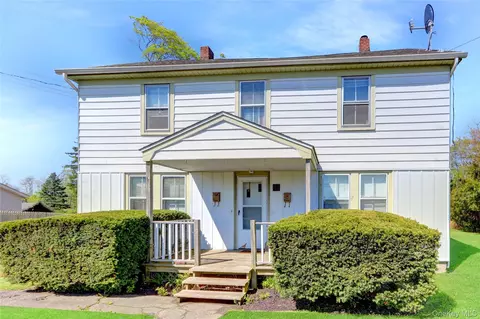 60 Lincoln Ave, Sayville, NY 11782