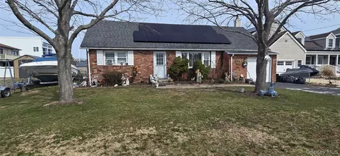 7 Fairlawn Ct, Shirley, NY 11967