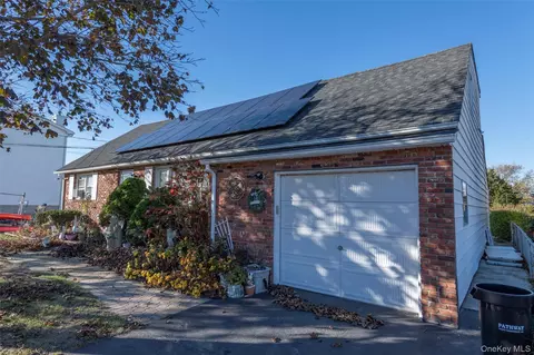 7 Fairlawn Ct, Shirley, NY 11967