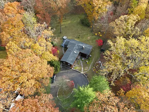 14 Valley Ln, New Castle, NY 10514