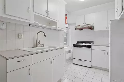 33-24 91st St #6L, Jackson Heights, NY 11372