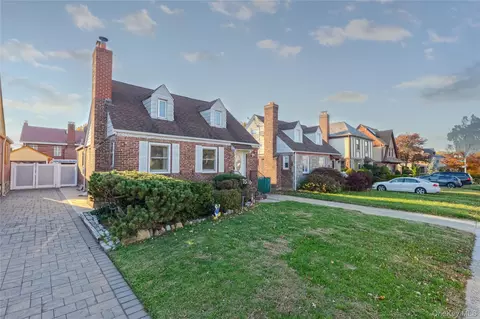 7516 180th St, New York, NY 11366