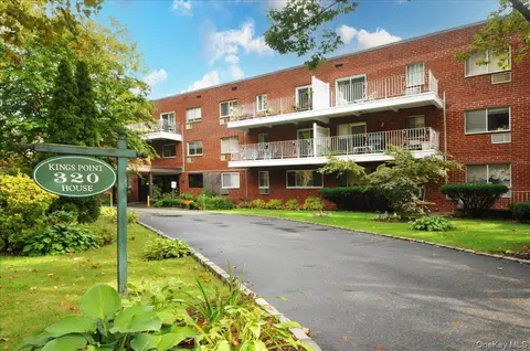 320 E Shore Rd E #6B, North Hempstead, NY 11023