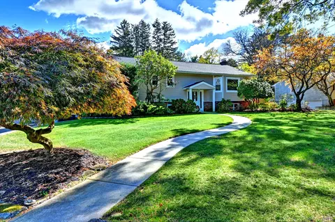 8 Prairie Rd, Huntington Station, NY 11746