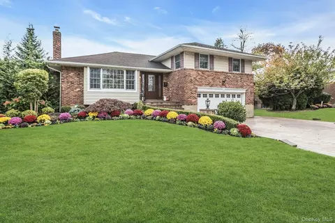 944 Plum Tree Rd W, Westbury, NY 11590