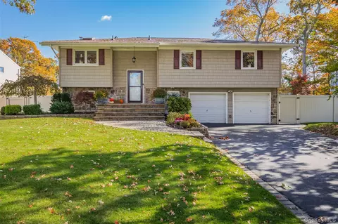 11 Mohegan Ln, Commack, NY 11725