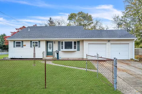 441 Macdonald Ave, Bellport, NY 11713