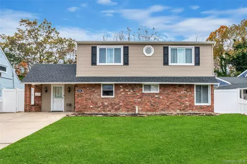 200 Willowood Dr, Wantagh, NY 11793