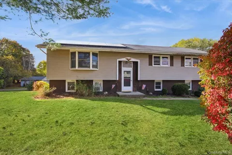 1 Blossom Hill Dr, Marlboro, NY 12542