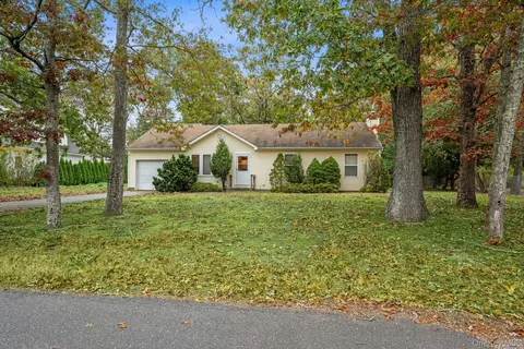 9 Shinnecock Ave, East Quogue, NY 11942