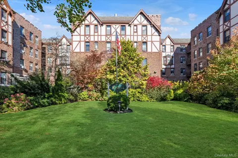 160-15 Powells Cove Blvd #C107, Whitestone, NY 11357