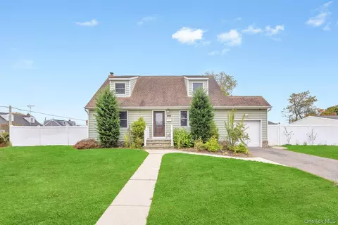 390 Parkside Ct, Copiague, NY 11726