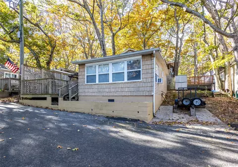 17 Schooner Ln, Calverton, NY 11933