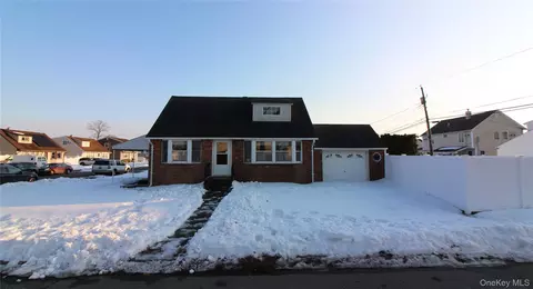 76 Vincent Rd, Hicksville, NY 11801