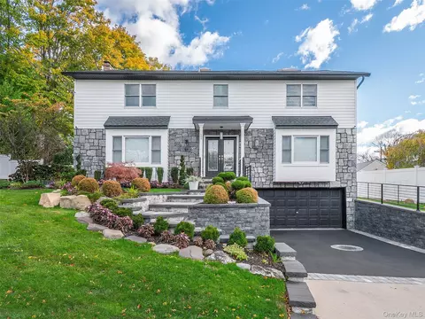 11 Maple St, Glenwood Landing, NY 11547