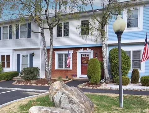 902 Williamsburg Dr, Mahopac, NY 10541