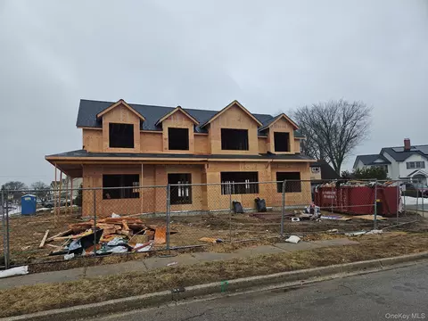 37 Star Ln, Levittown, NY 11756