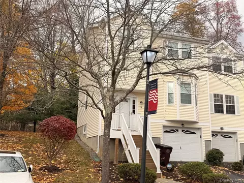 28 Lake Ridge Dr, Middletown, NY 10940