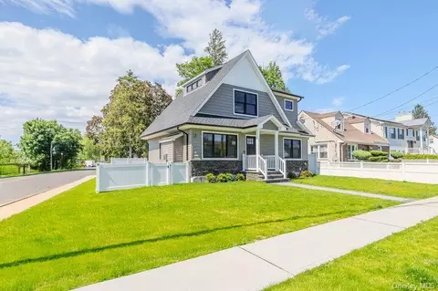 214 9th St, Hicksville, NY 11801