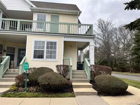 9 Commodore Cir, Port Jefferson Station, NY 11776