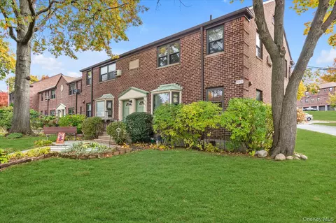 244-02 57th Dr #E-6, Douglaston, NY 11362