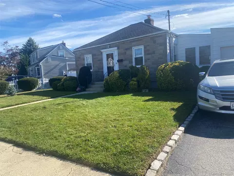 47 Walnut Ave E, Farmingdale, NY 11735