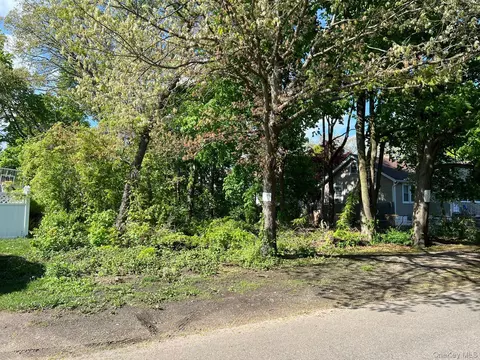 33 Patton Ave, Babylon, NY 11798