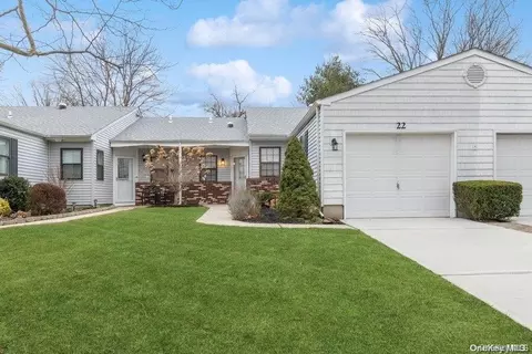 22 Knolls Dr, Stony Brook, NY 11790
