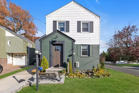 13 Gotham St, Valley Stream, NY 11581