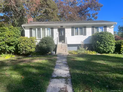15 Wenmore Ln, Port Jefferson Station, NY 11776