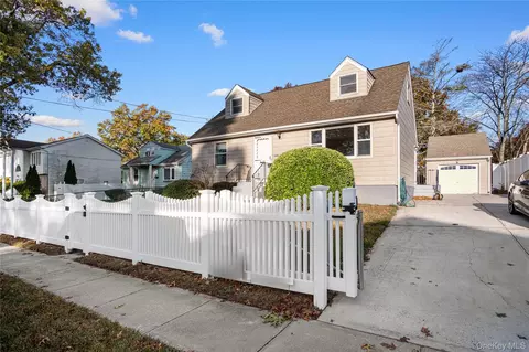 1000 Cleveland St, Uniondale, NY 11553
