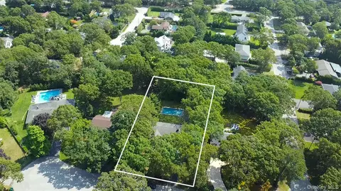 4 Pine Tree Ct, East Quogue, NY 11942
