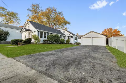 218 S 3rd St, Lindenhurst, NY 11757