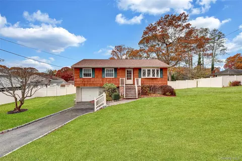 70 Blue Point Rd, Selden, NY 11784