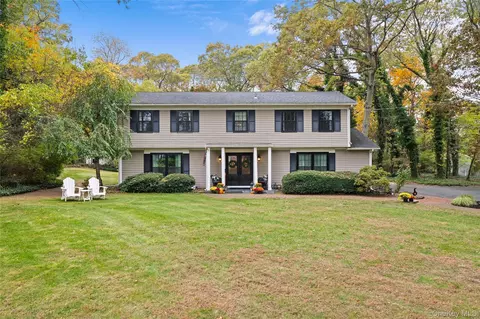 442 Hoffman Ln, Hauppauge, NY 11788