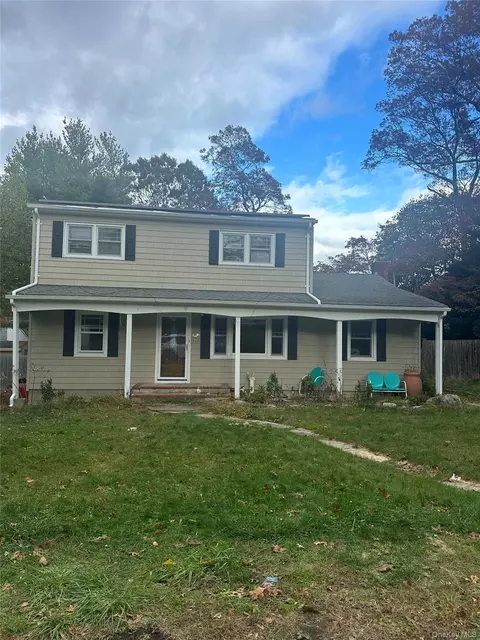 9 Phoenix Rd, Rocky Point, NY 11778