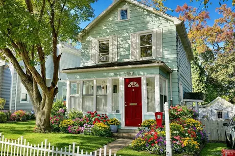 25 School St, North Hempstead, NY 11050