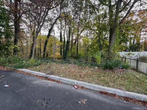 8 Columbo Dr, Babylon, NY 11729