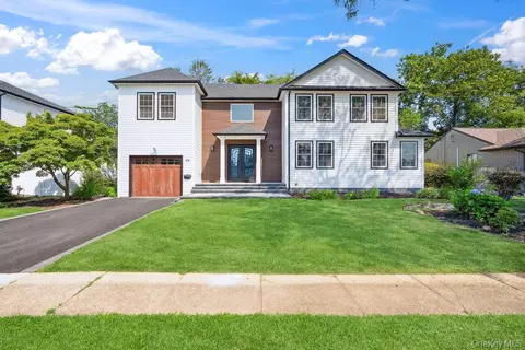 21 Venus Rd, Syosset, NY 11791