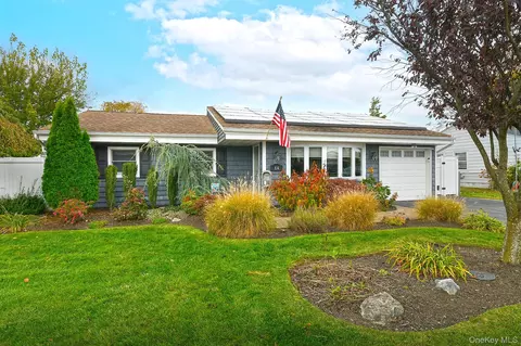 84 Bruce Ave, Hicksville, NY 11801