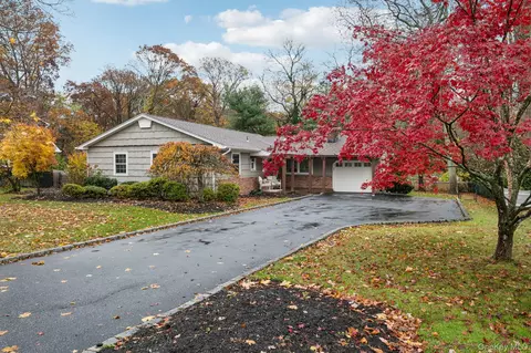 8 Storyland Ln, Setauket, NY 11733