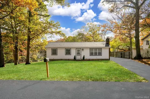 52 Maple Ln, Medford, NY 11763