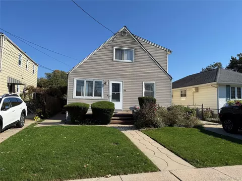 34 Carleton St, North Hempstead, NY 11590