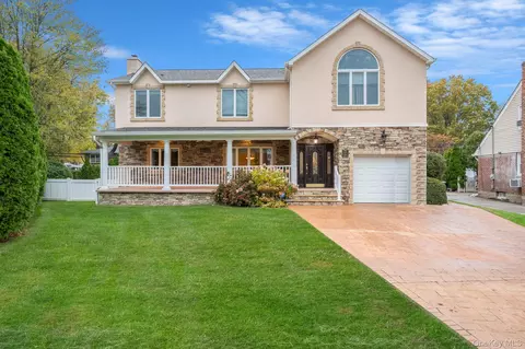 1023 Maple Ln, North Hempstead, NY 11040