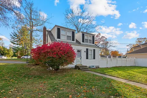 28 Woodland Dr, Kings Park, NY 11754