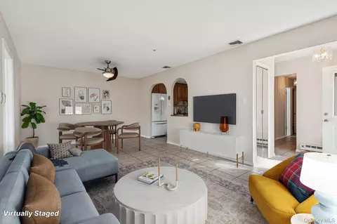 5 Fredricksburg Ct, Coram, NY 11727