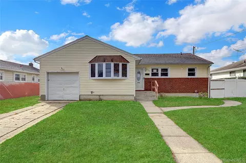 236 Boundary Ave, Massapequa, NY 11758