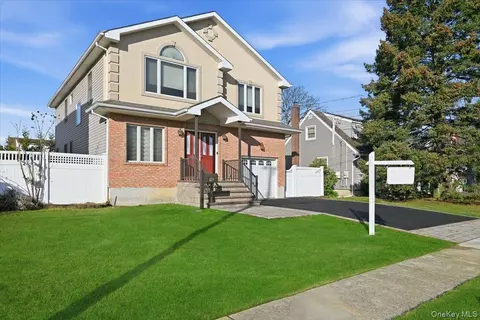 2202 Beech St, Wantagh, NY 11793